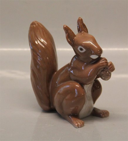 B&G figure B&G 2474 Egern med koglen eller nød 14 cm