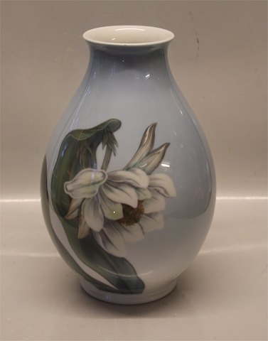 Kongelig Dansk 
2650-2308 RC Vase med hvid blomst og insekter - natsværmmere ? 29 cm