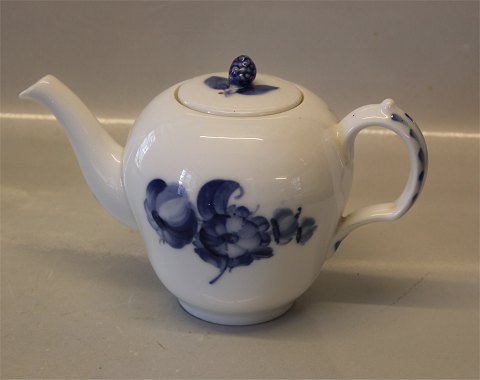 Danish Porcelain Blue Flower braided Tableware 8122-10 Small Teapot, round 14 x 
22 cm (3 cups)
