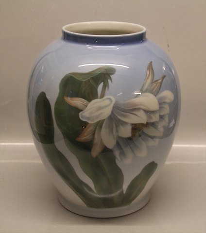 Kongelig Dansk 2650-35 B Kgl. Vase med blomst og natsværmer 30 x 28 cm