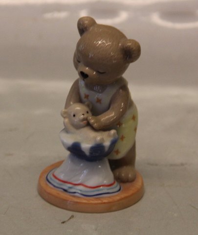 B&G Porcelain B&G 2001 Victoria washing baby bear (1244345)  Sheilah Beckett 111 
cm