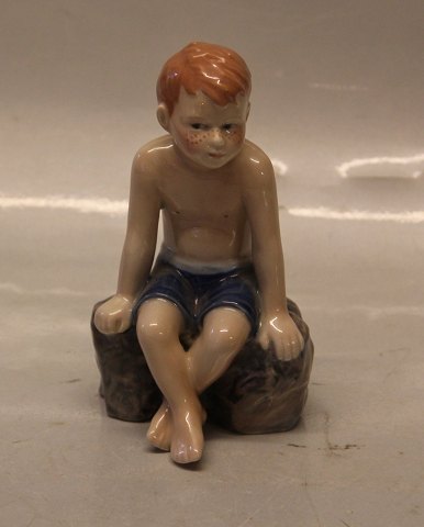 Kongelig Dansk 0682 Kgl. Dreng i badetøj på sten 15 cm Jens (1021682) Allan 
Therkelsen
