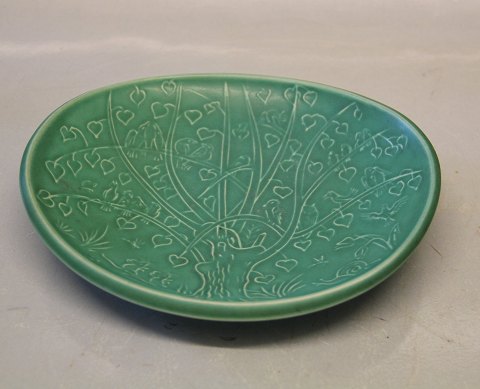 Green bowl with decoration in relief 19 x 16 cm IHQ Quistgaard