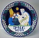 1911 Den kongelige porcelænsfabriks Store Juleplatter af Fajance fra Aluminia 
819-700 Julerelief 1911 Julemand med tre børn R. Harboe 30,5 cm
