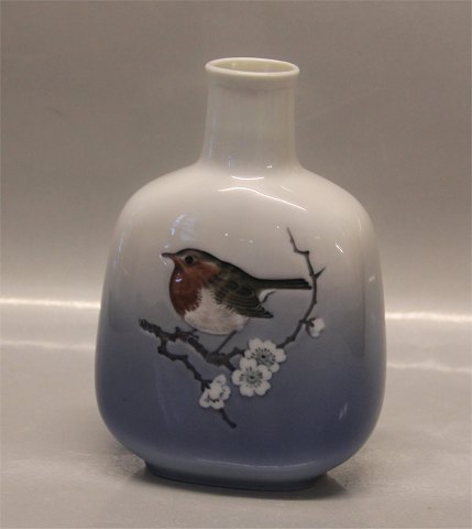 Royal Copenhagen 4879 RC Vase with robin 15 cm