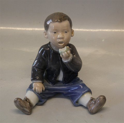 Royal Copenhagen figurine 4680 RC Boy eating apple, John Galster 12,5 cm
