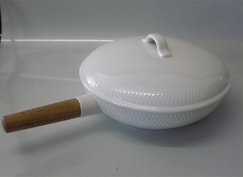 Wheat 14213 Lidded vegetable bowl 23 x 12 cm wooden handle Royal Copenhagen 
Dinnerware 
