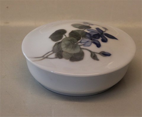 Royal Copenhagen 600-2 RC Bonbon box with blue flower 4.5 x 10.5 cm pre 1923 
painter 124
