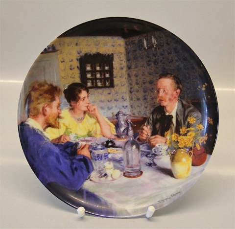 Bing & Grøndahl platter fra Skagensmalerne B&G 1986 Sommer i skagen Platte # 2. 
"Ved frokosten" P.S. Krøjer 21 cm
