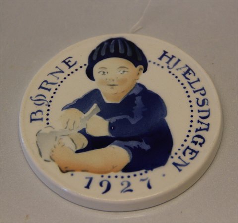 Aluminia Royal Copenhagen faience Children Days plates
1927 Child taking off socks Oscar Willerup 8.7 cm