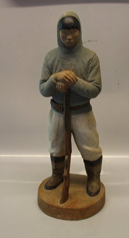 Dansk Stentøj  B&G Inuit -Grønlandsk fanger med jagtgevær 44 cm Eigil Knuth 1967 
#338 of 500
