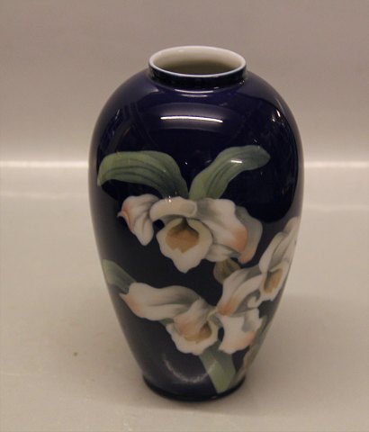 Royal Copenhagen 1886-47-7 RC Vase Flower on Royal Blue 18.5 cm