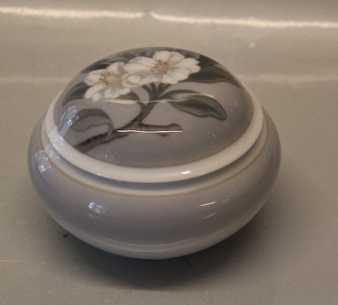 Royal Copenhagen 846-400 RC Art Nouveau bonbon box, round 9.5 x 13 cm Fruit 
Flower lid 848-400