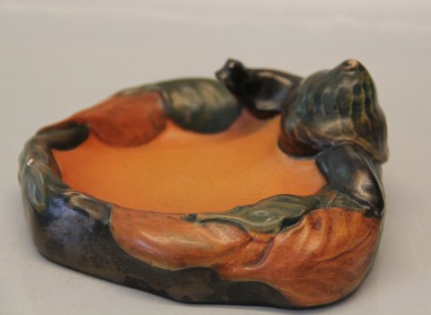 Keramik fra P. Ipsens Enke Kgl. Hof. Terracottafabrik 1843-1955 251 XVII Snail 
on tray 6 x 16 cm
