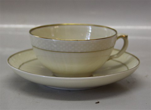 Curved #878 Cream with gold rim Royal Copenhagen Tableware 1551-878 Tea cup 21 
cl. and saucer 15 cm (080) 21 cl / 7 1/10 oz
