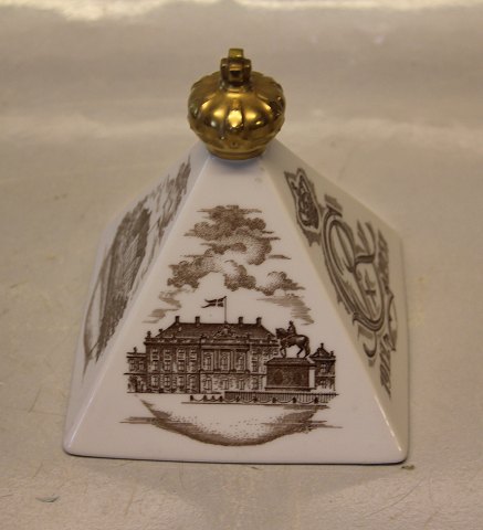 B&G Porcelain B&G 1912 - 1937 Pyramide with Amalienborg 13 x 12 cm Christian X. 
25 years as King of Denmark