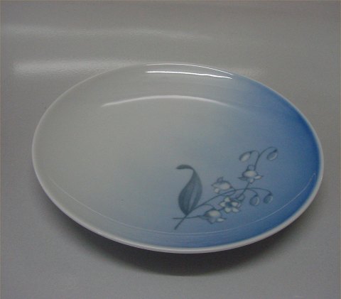 Convalla B&G porcelain : White/blue base, Lily-of-the-valley, form 643 	306 Cake 
plate 15.5 cm (028 a)