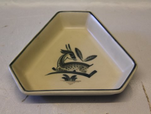 Aluminia kunst Mat Porcelain 9-39 Kgl. Trekantet fad med hjortekid 15 x 13.3 cm 
1927