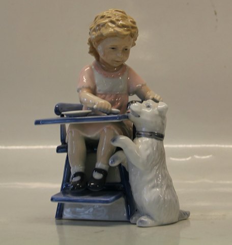Kongelig Dansk 0451 Kgl. Pige fodrer hund 19 cm fra figurserien Børn med kæledyr 
2006 (1249451)
