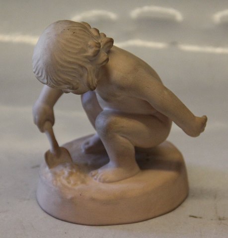 Ipsen 43  "Love of work" (Little girl digging) Adda Bonfils 13.5 cm (889) 
Terracotta - unglazed version