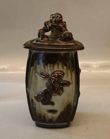 20160 Kgl. Trekantet vase med relieffer 20 cm, Bode Willumsen, marts 1928 
Kongelig Dansk Stentøj