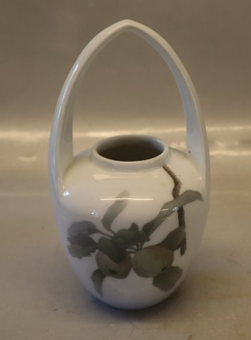 Kongelig Dansk 0650-29 Kgl. Art Nouveau Vase med hank 19 cm Maler 86 før 1923 
Dekoreret med frugt
