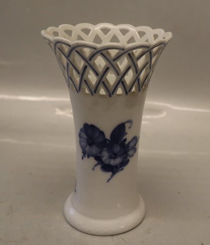 8235-10 Vase m/fletværk øverst 17 cm	 Kongelig Dansk Porcelæn Blå Blomst Flettet

