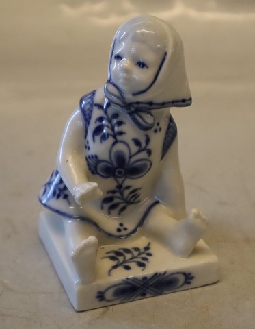 4793-1 Kgl. Lille pige med tørklæde 9.5 x 6 cm Musselmalet Hanne Warming ? 
Kongelig Dansk Porcelæn Musselmalet