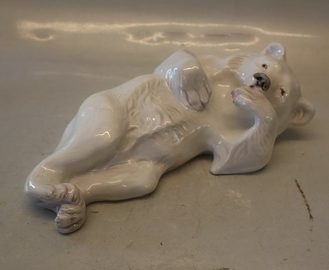 757 Kgl. Liggende hvid bjørn (Knud Kyhn) 9 x 27 cm 1906 Kongelig Dansk 
Isbjørnefigur