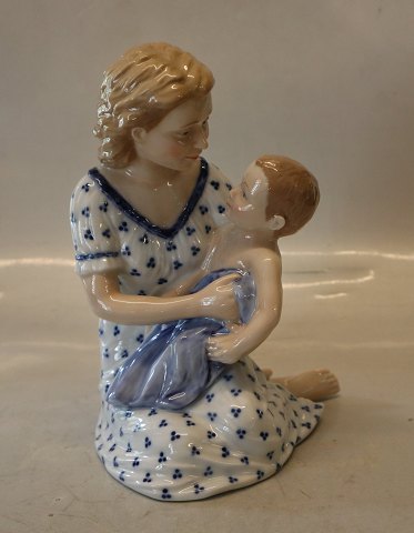 0545 RC  Mother with child on the lap 20 cm (1249545) Series of parents and children  Royal Copenhagen 