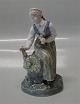 Bing & Grøndahl Antik Kvindefigur Kvinde plukker roser 17 cm
