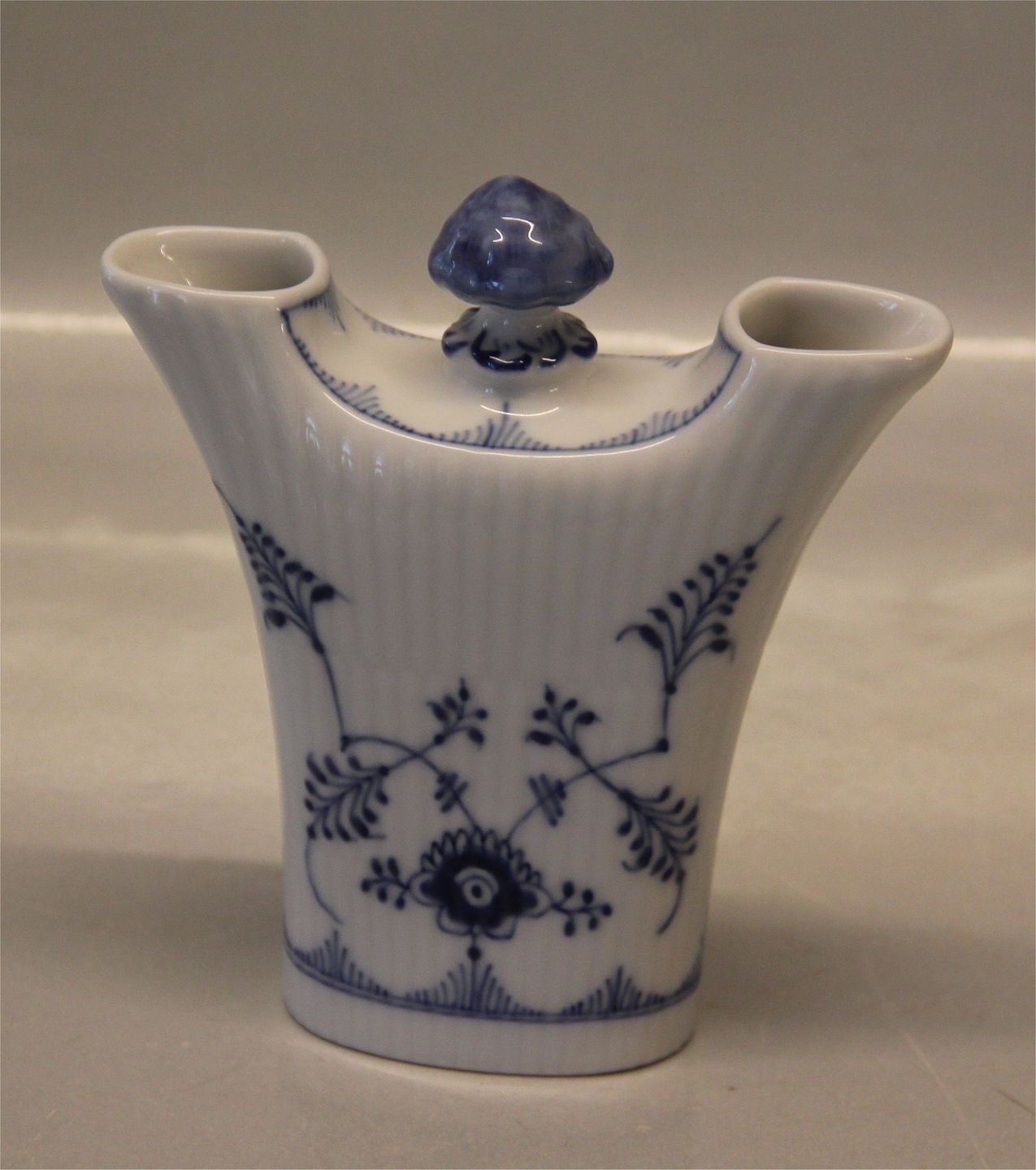 Klosterkælderen - Blue Fluted Danish Porcelain 2160-1 Two armed Vase 13.5 x 12 cm Hote ? * - Blue Danish Porcelain 2160-1 Two armed Vase 13.5 x 12 cm Hote *